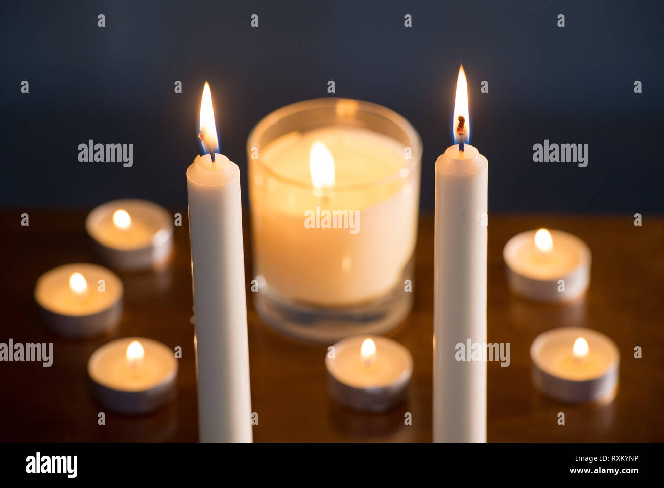 Embargo auf 0001 Montag, März 11 Kerzen angezündet. Der Verkauf von Kerzen durch einen Dritten im vergangenen Jahr gesprungen sein, inmitten einer Erhöhung der Anzahl der Lager, neue Forschung vorschlägt. Stockfoto