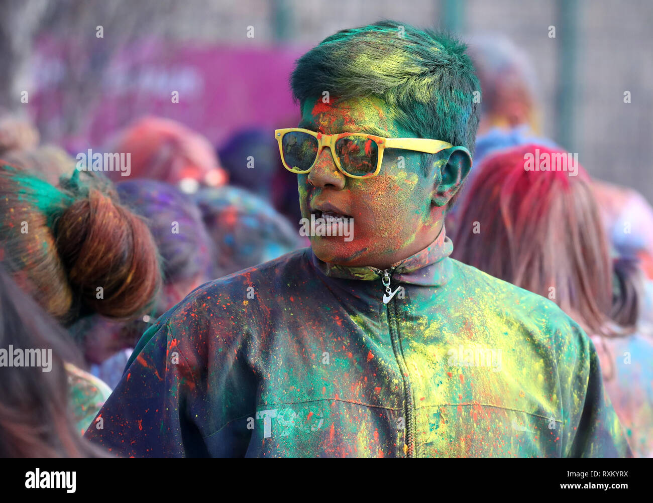 Menschen nehmen Teil an der Hindu Festival von Holi, auch als das "Festival der Farben" auf Belmont Grün an der Dundee University bekannt durch die universitys indischen Gesellschaft organisiert. Stockfoto