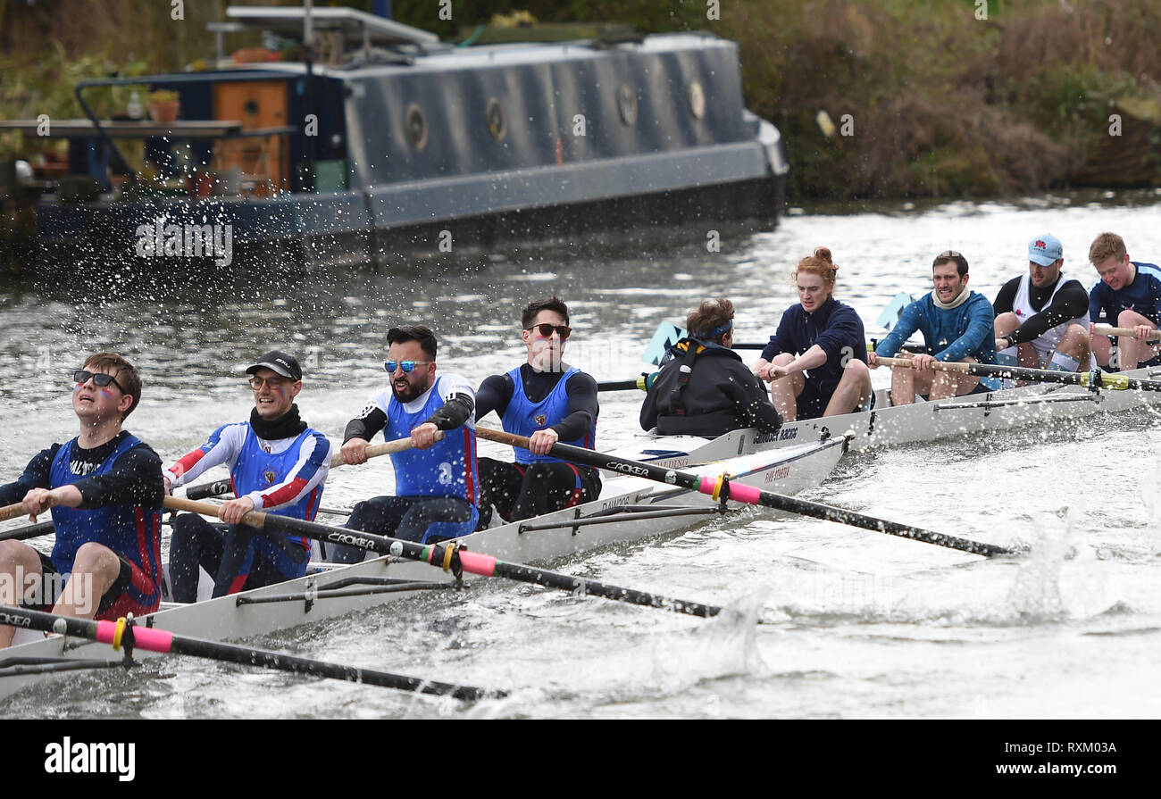 Pembroke College (rechts) werden von Darwin College während der letzte Tag der Universität Cambridge verliehen Unebenheiten auf dem Fluss Cam in Cambridge gestoßen. Stockfoto