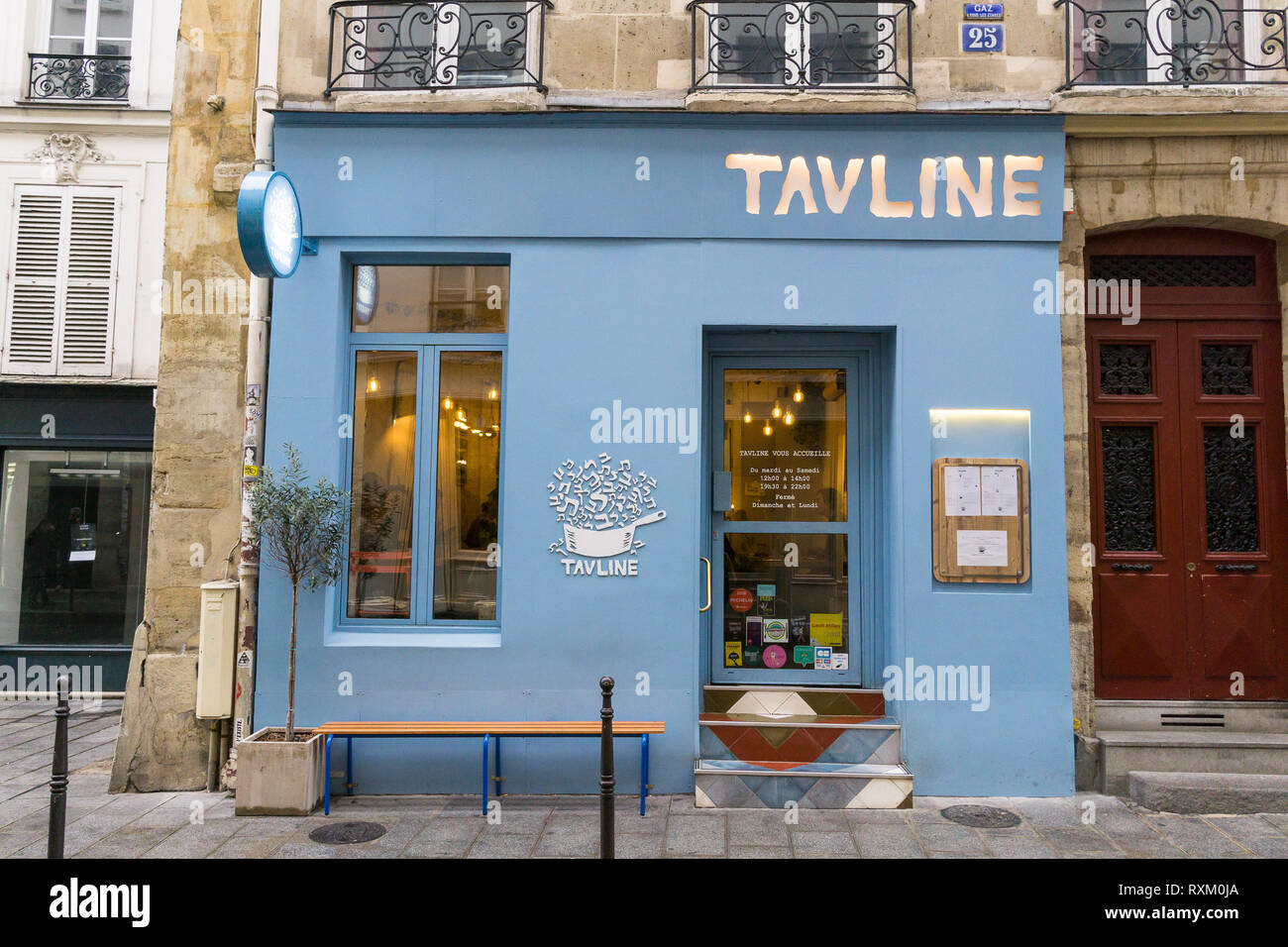 Die Außenseite des Tavline, einem israelischen Restaurant in der Rue du Roi de Triesenberg im Marais-Viertel von Paris, Frankreich. Stockfoto