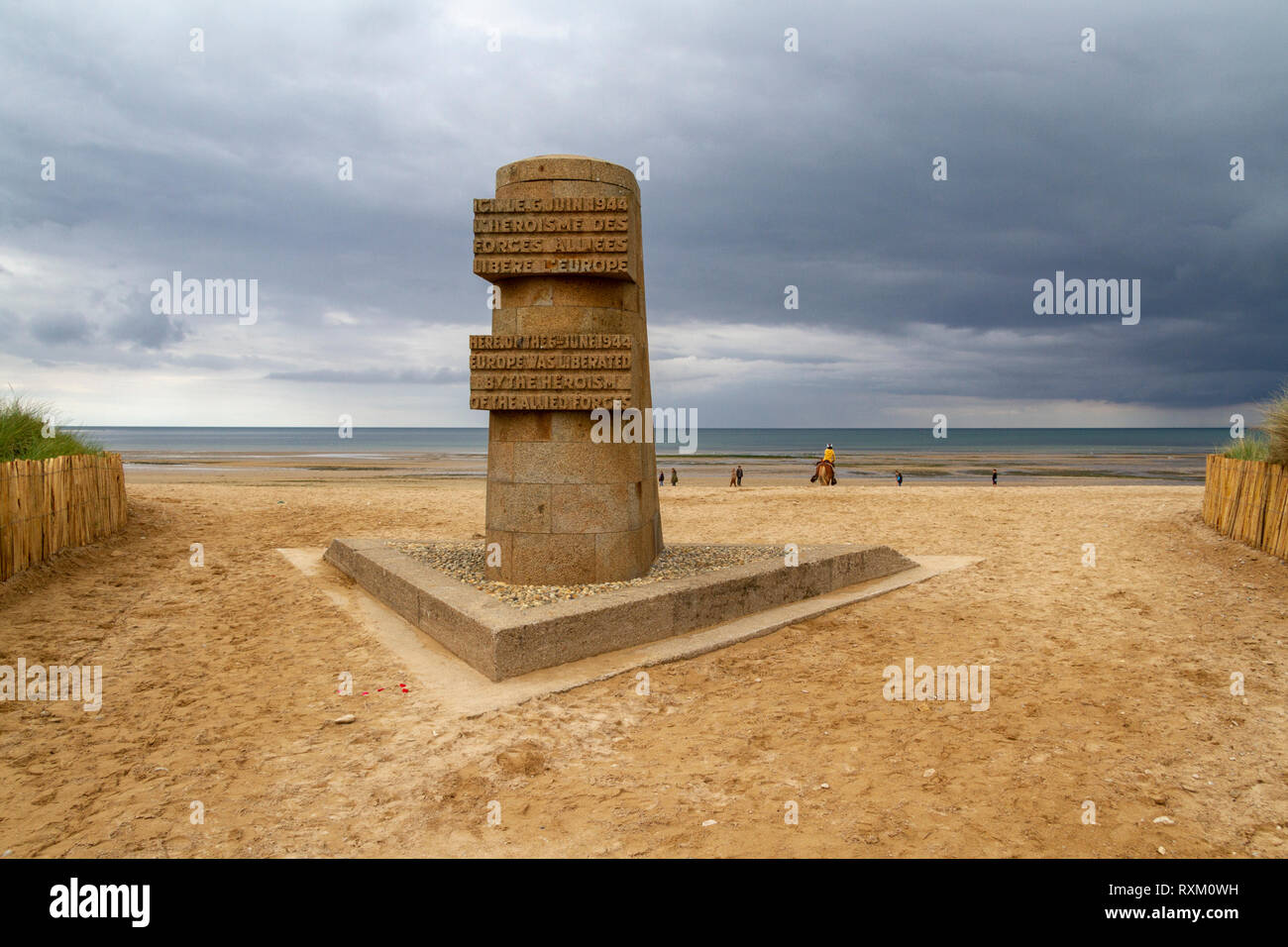 Die Befreiung Memorial Marker auf Juno Beach in der Nähe von Courseulles-sur-Mer, Normandie, Frankreich. Stockfoto