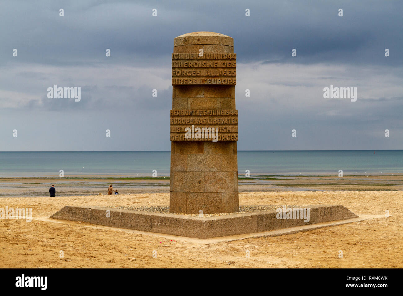 Die Befreiung Memorial Marker auf Juno Beach in der Nähe von Courseulles-sur-Mer, Normandie, Frankreich. Stockfoto