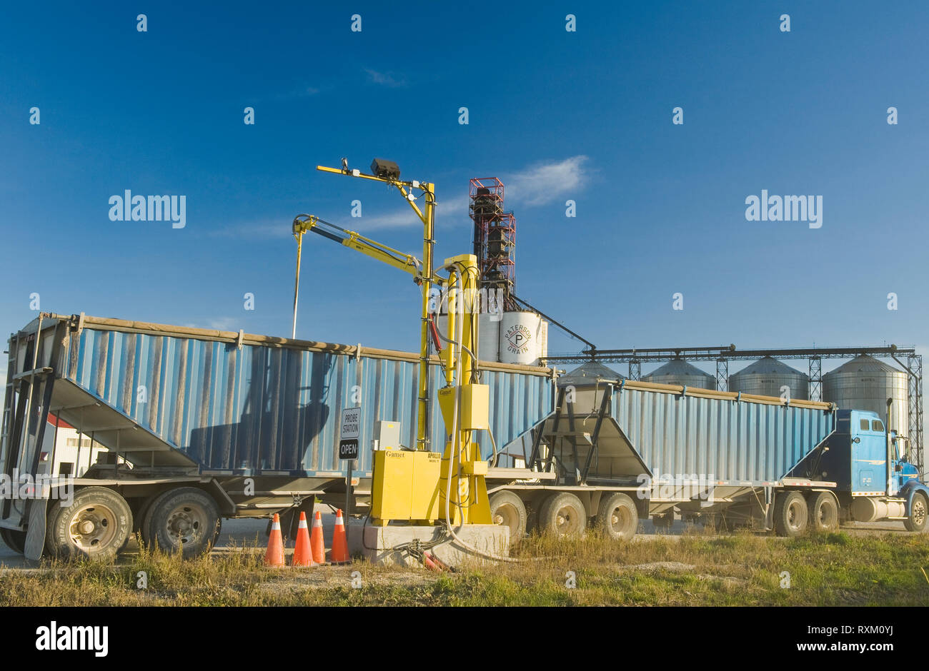Eine Feuchtigkeit Sonde prüft eine Last von Sojabohnen in einer Farm LKW Transport der Ernte zu einem inländischen Terminal, in der Nähe von Winnipeg, Manitoba, Kanada Stockfoto