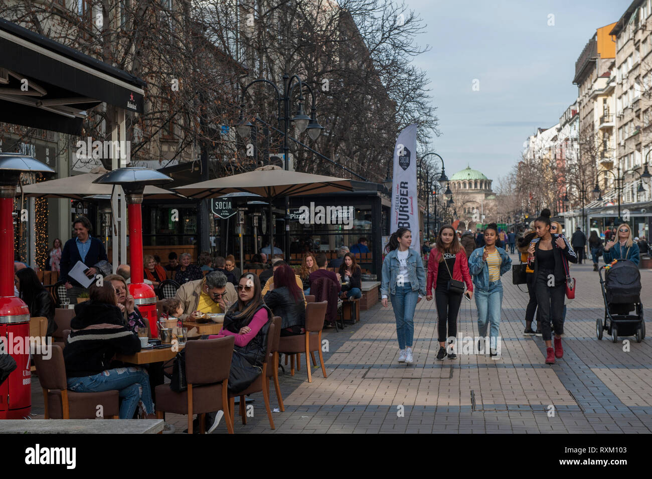 Geschäfte und Cafés auf Vitousha Straße, Sofia, Bulgarien, Stockfoto