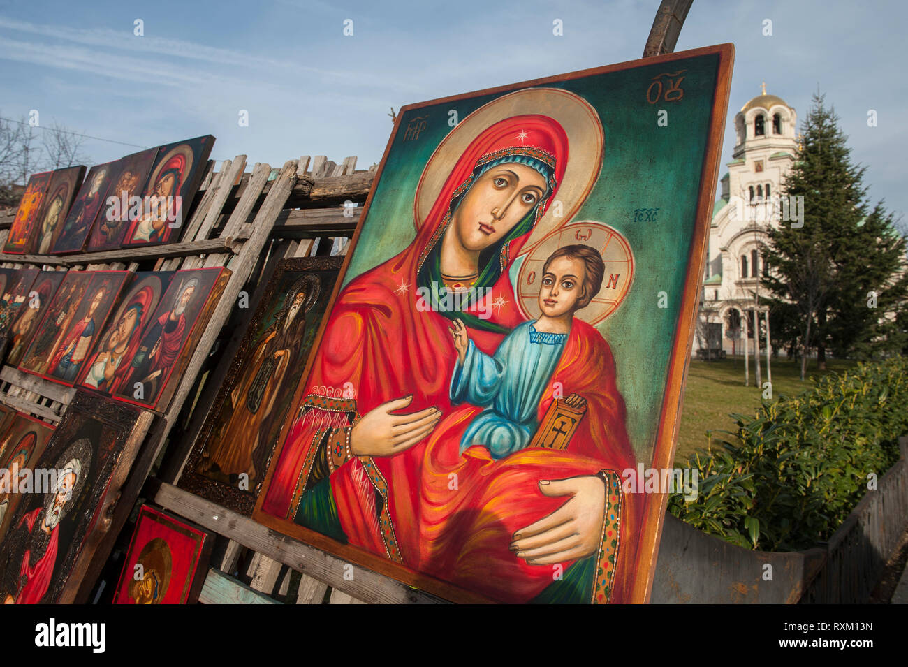 Religiöse Symbole und Kunst für Verkauf an den Flohmarkt in der Nähe von Alexander Newski Kathedrale in Sofia. Bulgarien Stockfoto