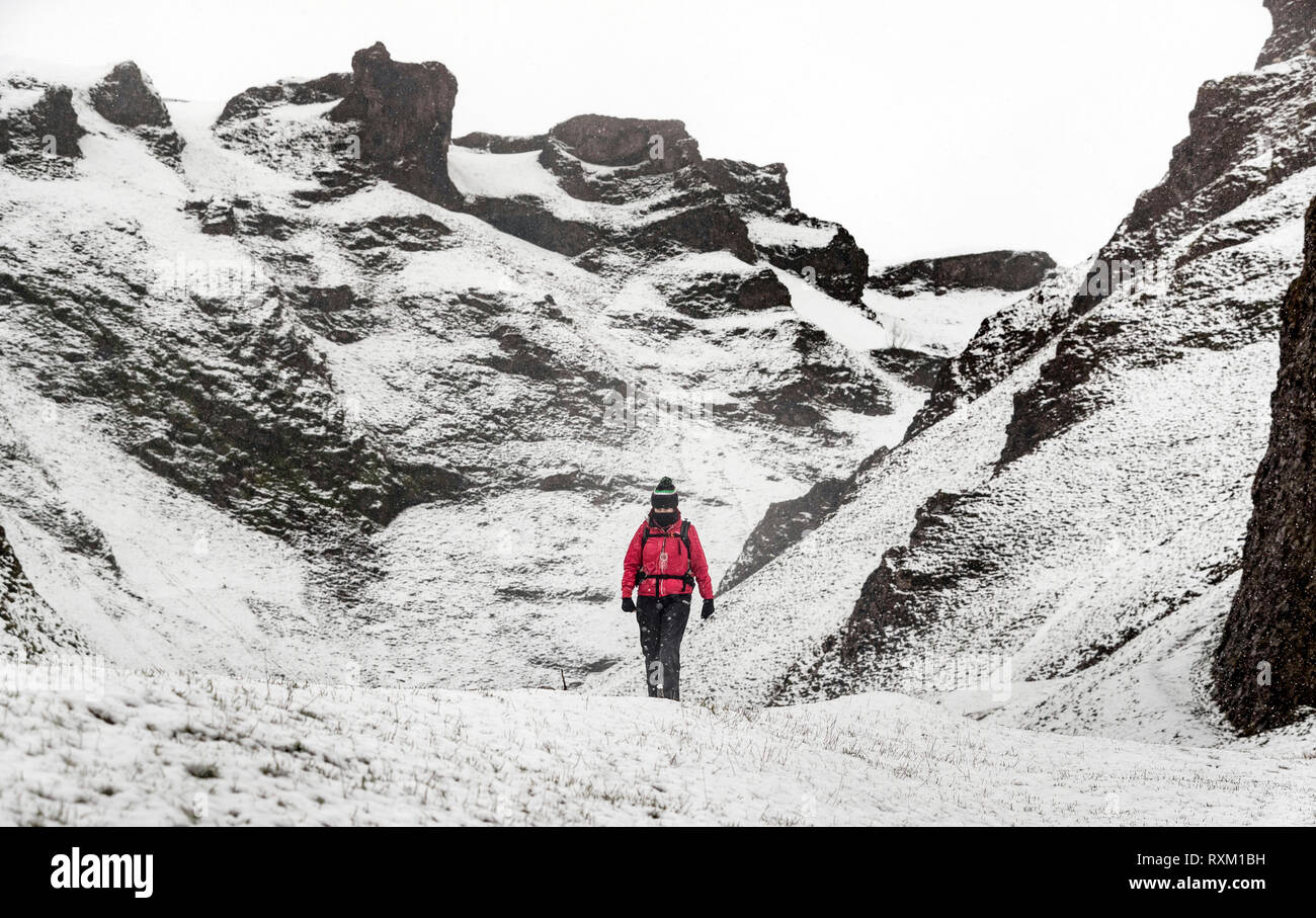 Ein Wanderer in Schnee auf Winnats Pass im Peak District, Derbyshire, wie Wetter Warnungen sind in ganz Großbritannien. Stockfoto