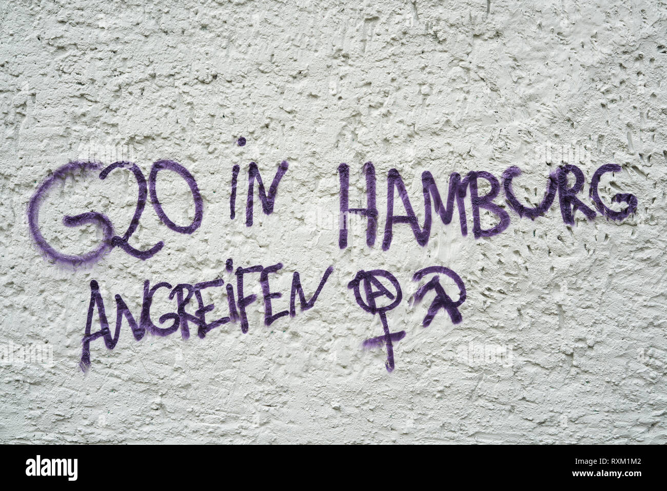 Graffiti an einer Hauswand mit den Worten G20 in Hamburg Angriff Stockfoto