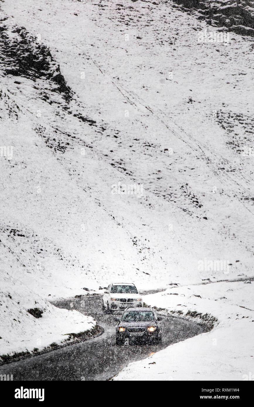 Autos im Schnee auf Winnats Pass im Peak District, Derbyshire navigieren, als Wetter Warnungen in Großbritannien sind. Stockfoto