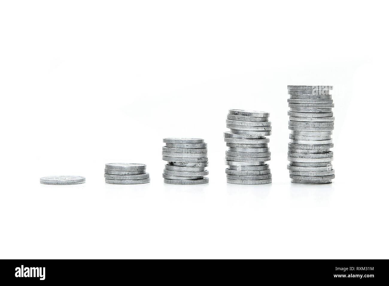 Eine Spalte mit kleinen Münzen von der niedrigsten bis zur höchsten sortiert. Symbolisiert das Wachstum der Preise oder Inflation. Stockfoto