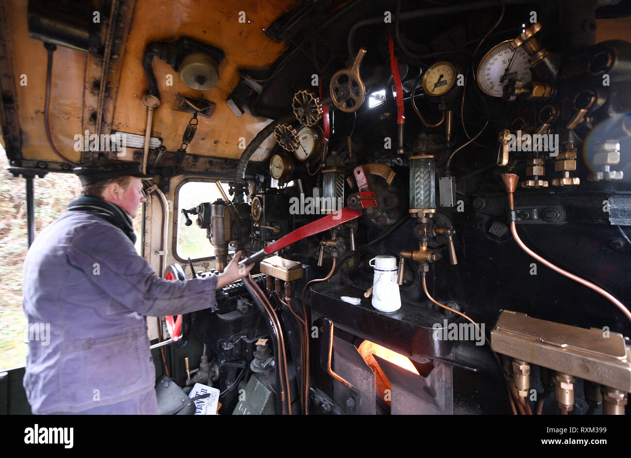 Locomotve Fahrer Oli Goodman an den Kontrollen von 926 Repton während der südlichen Dampf Veranstaltung im Nene Valley Railway, Wansford Station, Stibbington, Peterborough. Stockfoto