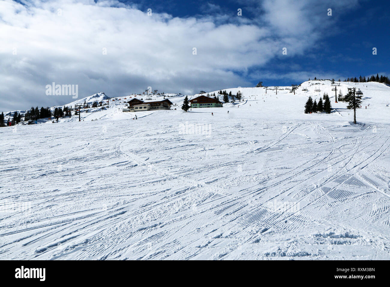 Ein Bild von der Skistation in den österreichischen Alpen. Schnee und Wetter perfekt sind, Hänge sind leer. Skifahren ist Leidenschaft in diesen Bedingungen. Stockfoto