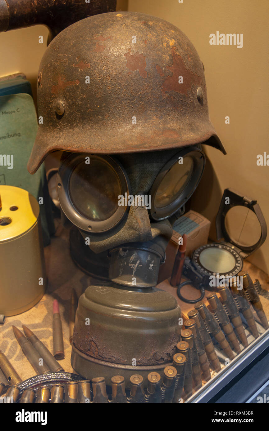 Eine deutsche Gasmaske aus dem Zweiten Weltkrieg Auf dem Display im Pegasus  Museum in der Normandie, Frankreich Stockfotografie - Alamy