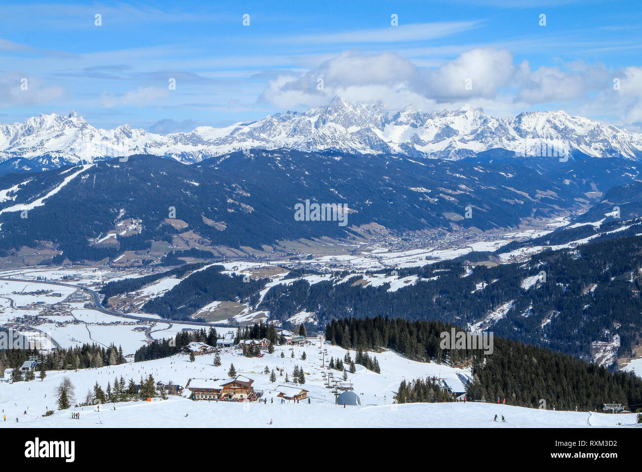 Ein Bild von der Skistation in den österreichischen Alpen. Schnee und Wetter perfekt sind, Hänge sind leer. Skifahren ist Leidenschaft in diesen Bedingungen. Stockfoto