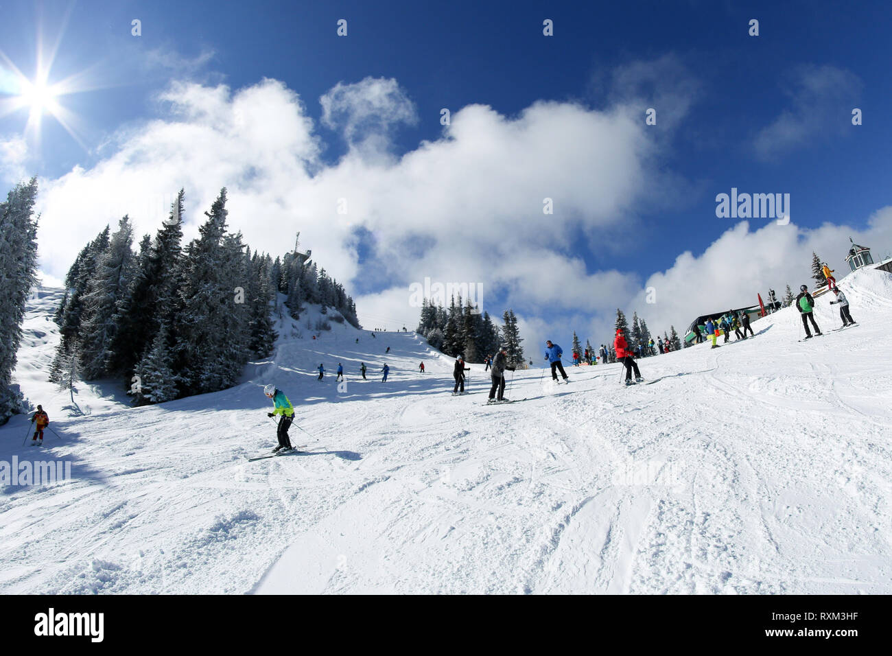 Ein Bild von der Skistation in den österreichischen Alpen. Schnee und