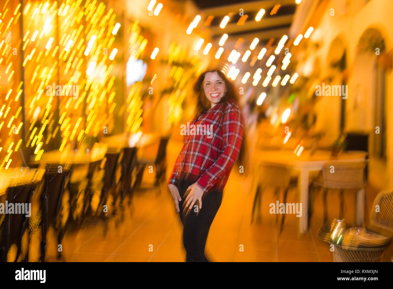 Nachtleben Party Und Lifestyle Konzept Madchen Gehen In Night City Weichzeichner Und Verschwommen Stockfotografie Alamy