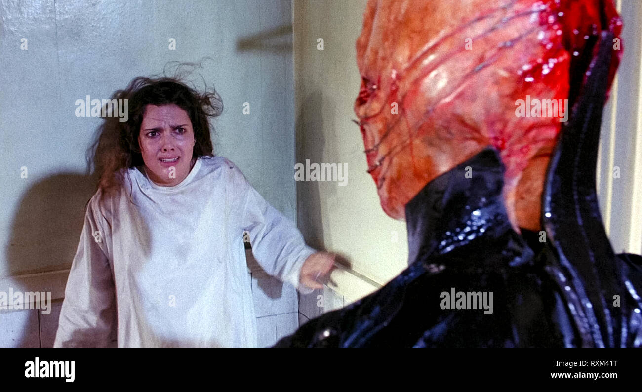 Hellraiser (1987) von Clive Barker Regie und Hauptdarsteller Andrew Robinson, Clare Higgins, Ashley Laurence. Kirsty Cotton erfüllt die Plappernden Cenobite. Stockfoto