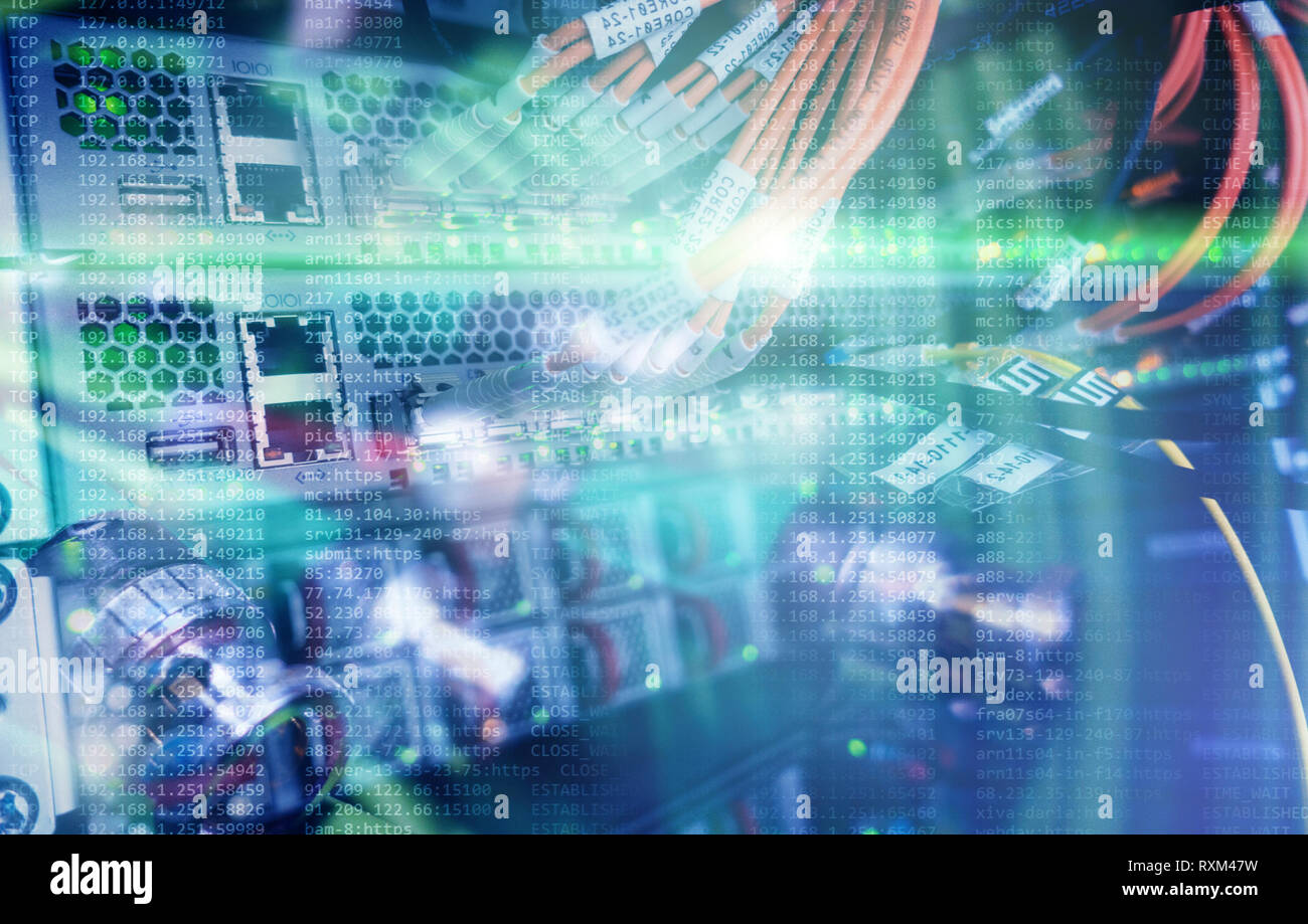 Lwl-Steckverbinder Schnittstelle. Mehrfachbelichtung. Information Technology Computer, Netzwerk, Telekommunikation LWL-Kabel angeschlossen. Stockfoto