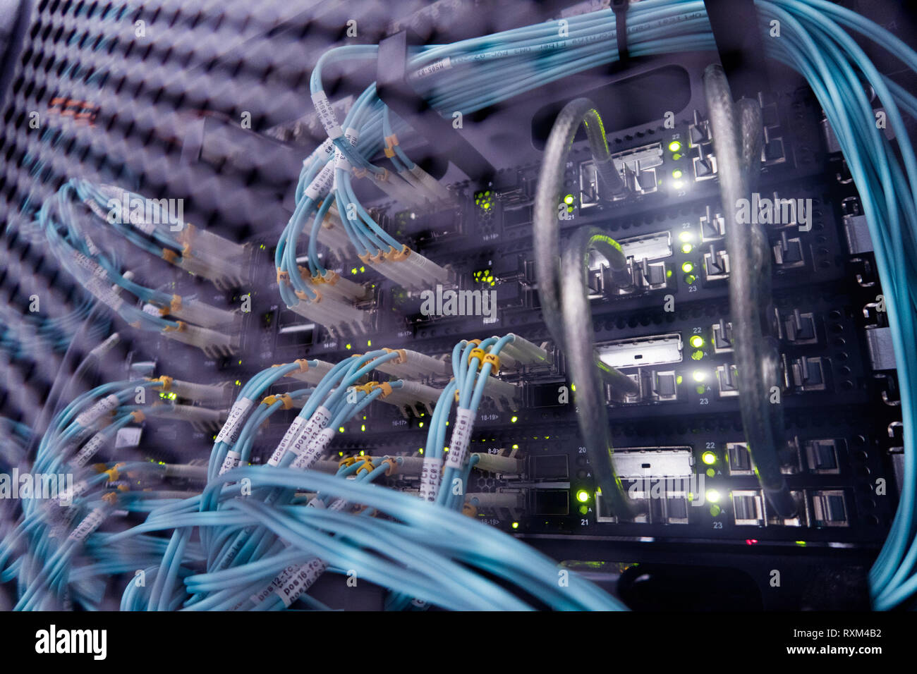 Lwl-Steckverbinder Schnittstelle. Mehrfachbelichtung. Information Technology Computer, Netzwerk, Telekommunikation LWL-Kabel angeschlossen. Stockfoto