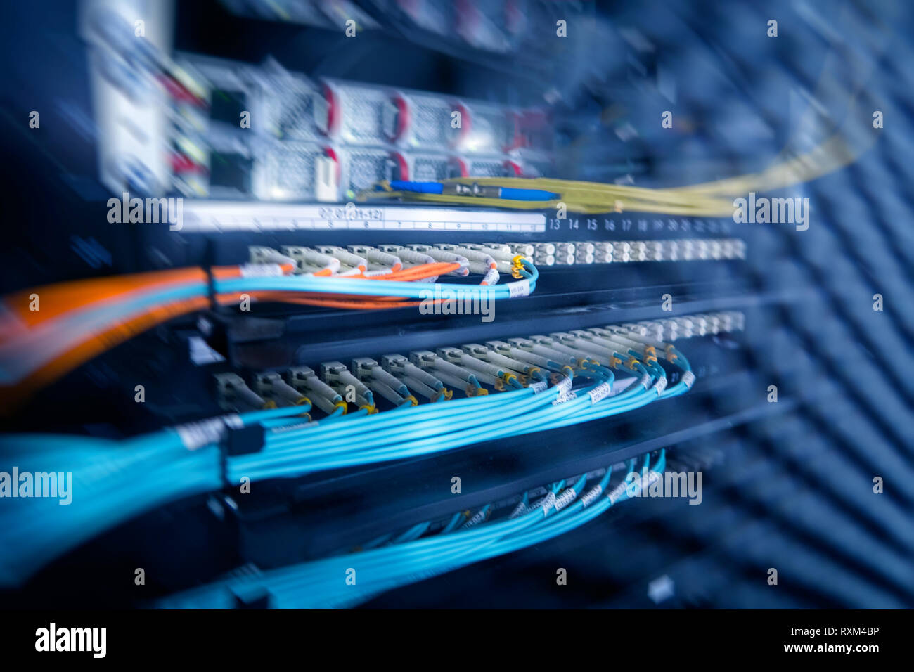 Lwl-Steckverbinder Schnittstelle. Mehrfachbelichtung. Information Technology Computer, Netzwerk, Telekommunikation LWL-Kabel angeschlossen. Stockfoto