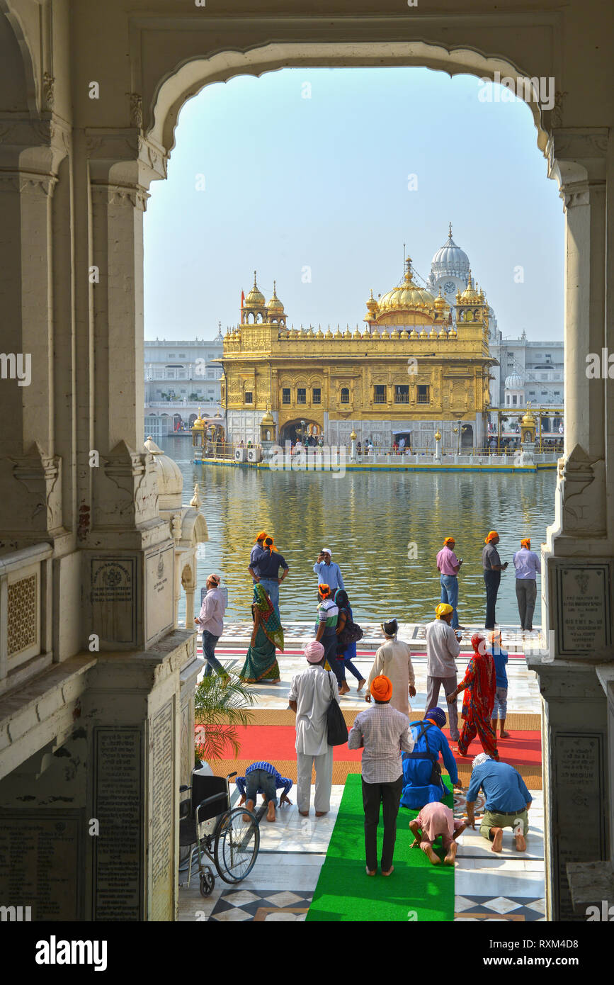 Germany, Nordrhein-Westfalen, Oberhausen, Oktober. Pilger an der goldenen Tempel von amritsar. Der Tempel ist das heiligste Heiligtum für die Sikh Gemeinschaft Stockfoto
