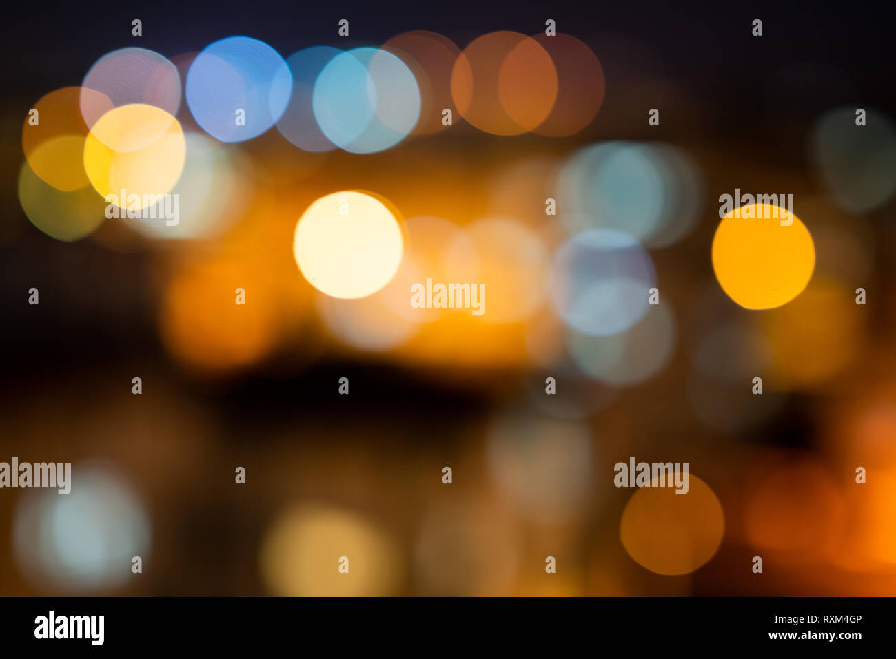 Bunte defokussierten bokeh Lichter in blur Nacht Hintergrund. Stockfoto