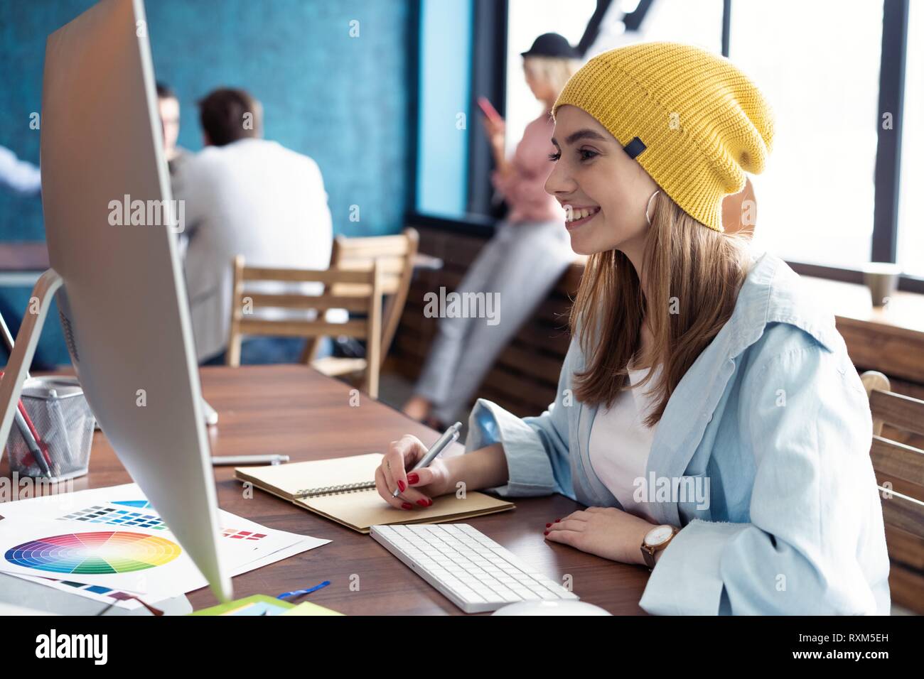 Portrait Of Happy and Geschäftsfrau, die an ihrem Arbeitsplatz im Büro Stockfoto