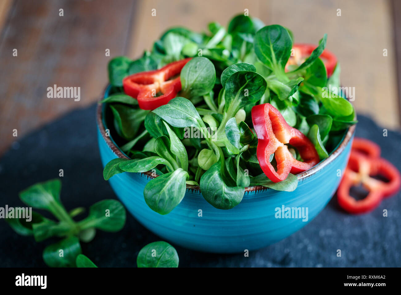 Studio Aufnahme von frischem grünen Salat mit Mais, Paprika Paprika Ringe Stockfoto
