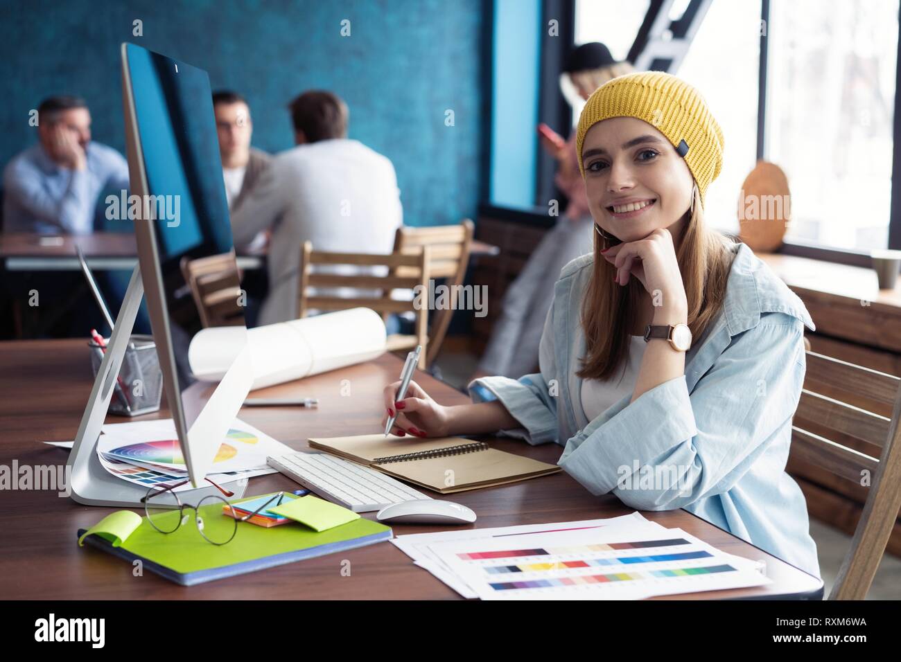 Portrait Of Happy and Geschäftsfrau, die an ihrem Arbeitsplatz im Büro Stockfoto