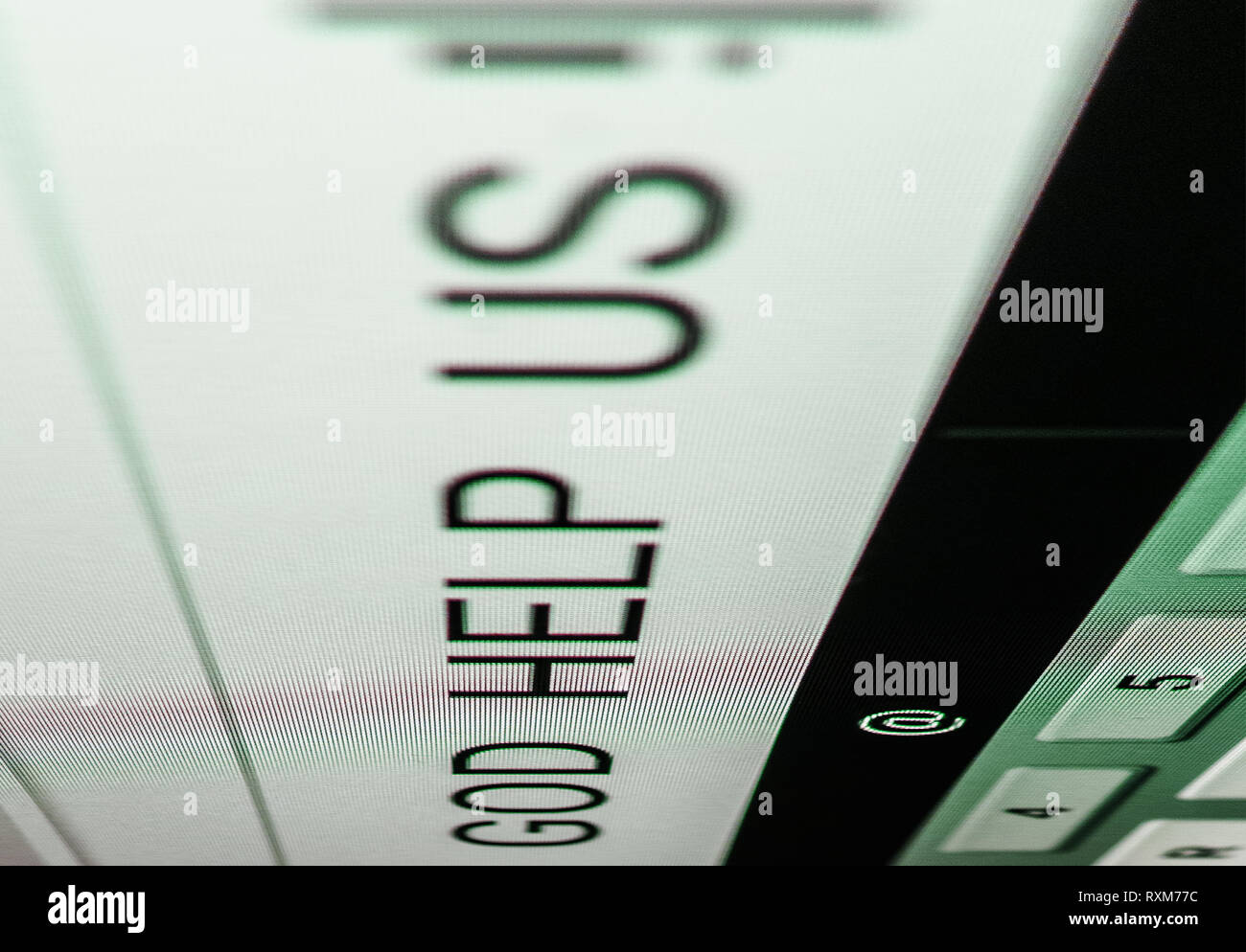 Auf dem Bildschirm des Computers geschrieben steht: Gott hilft uns ... oder uns. Stockfoto