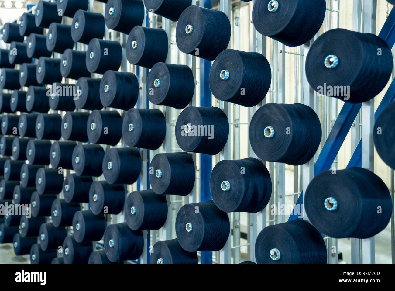 Innenraum der Textilfabrik. Garnherstellung. industrielles Konzept. Stockfoto