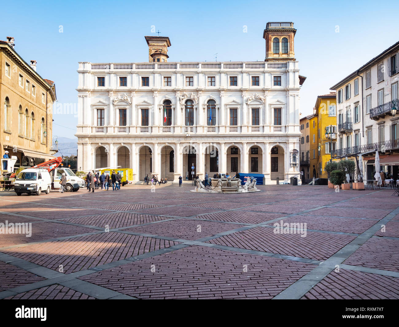 BERGAMO, Italien - 19 Februar 2019: Touristen auf der Piazza Vecchia Square in der Nähe von Palazzo Nuova (öffentliche Bibliothek Biblioteca Civica Angelo Mai) in Citta Alta Stockfoto