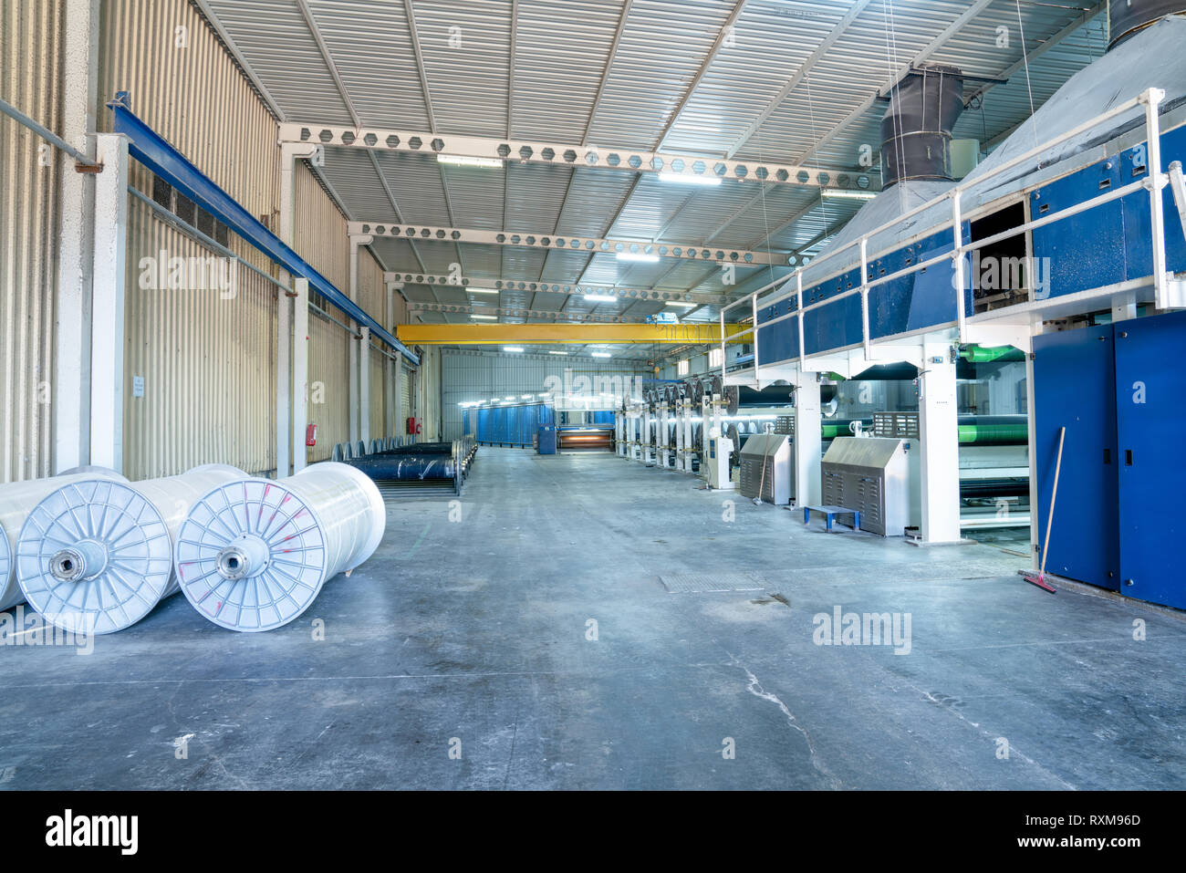 Innenraum der Textilfabrik mit automatischen Maschinen. Konzept der Industrie und Technologie Stockfoto