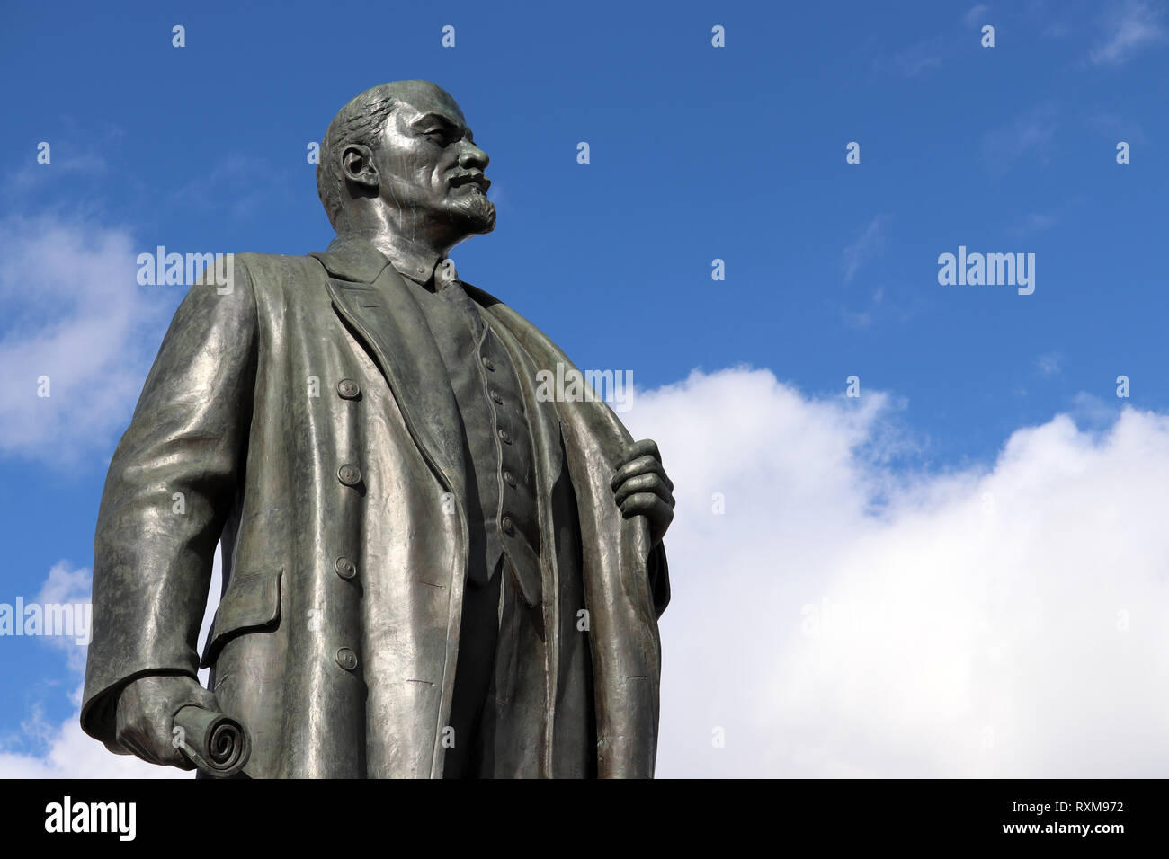 Denkmal für Lenin, der Führer der russischen Proletariat gegen den blauen Himmel mit weißen Wolken Stockfoto