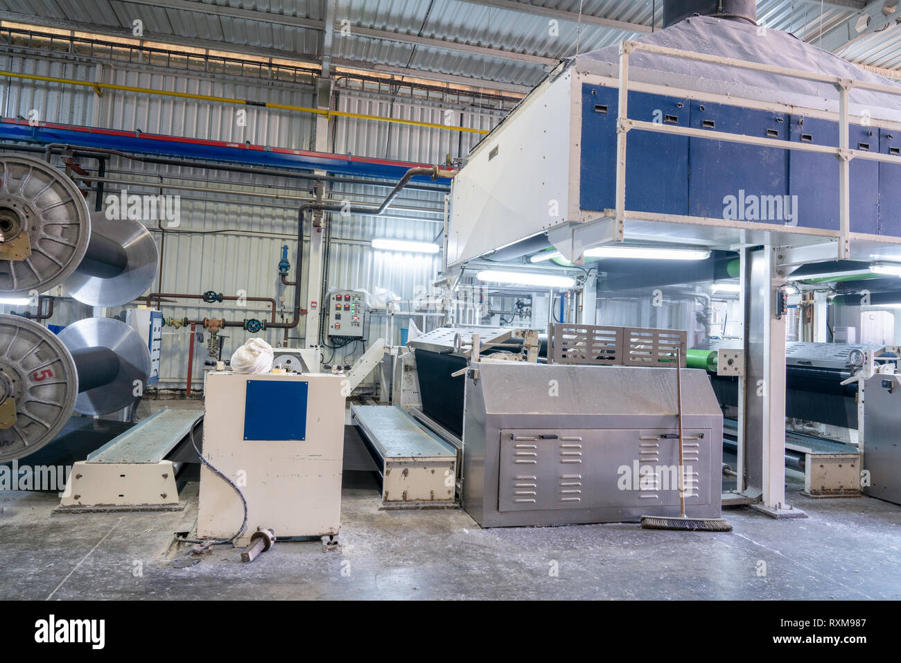 Innenraum der Textilfabrik mit automatischen Maschinen. Konzept der Industrie und Technologie Stockfoto