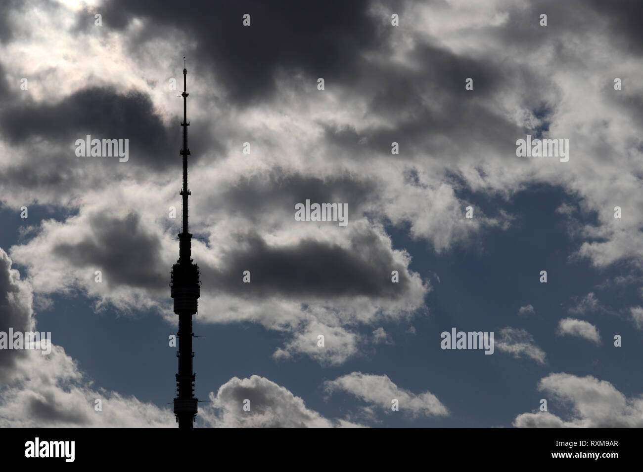 Ostankino Fernsehturm Silhouette in Moskau gegen dunkle bewölkten Himmel. Russische Medien, dramatischen Hintergrund, Sturm Wetter Stockfoto
