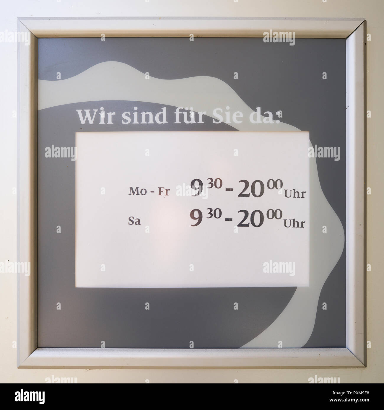 Shop Öffnungszeiten am Schaufenster einer Boutique Stockfoto