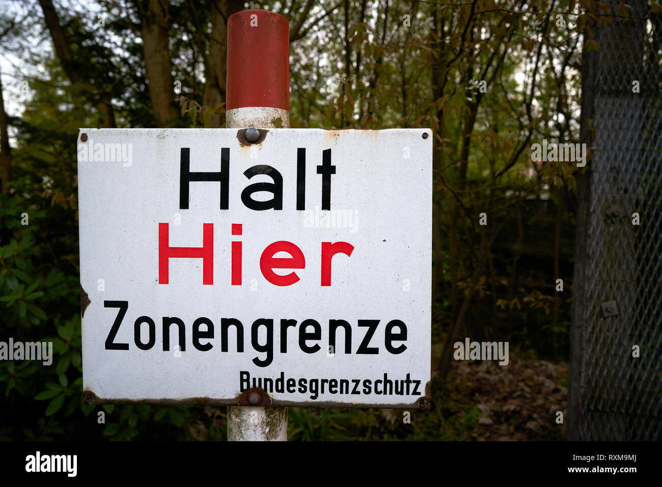 Zeichen an der ehemaligen deutsch-deutschen Grenze mit der Inschrift, hier Zonengrenze' Stockfoto