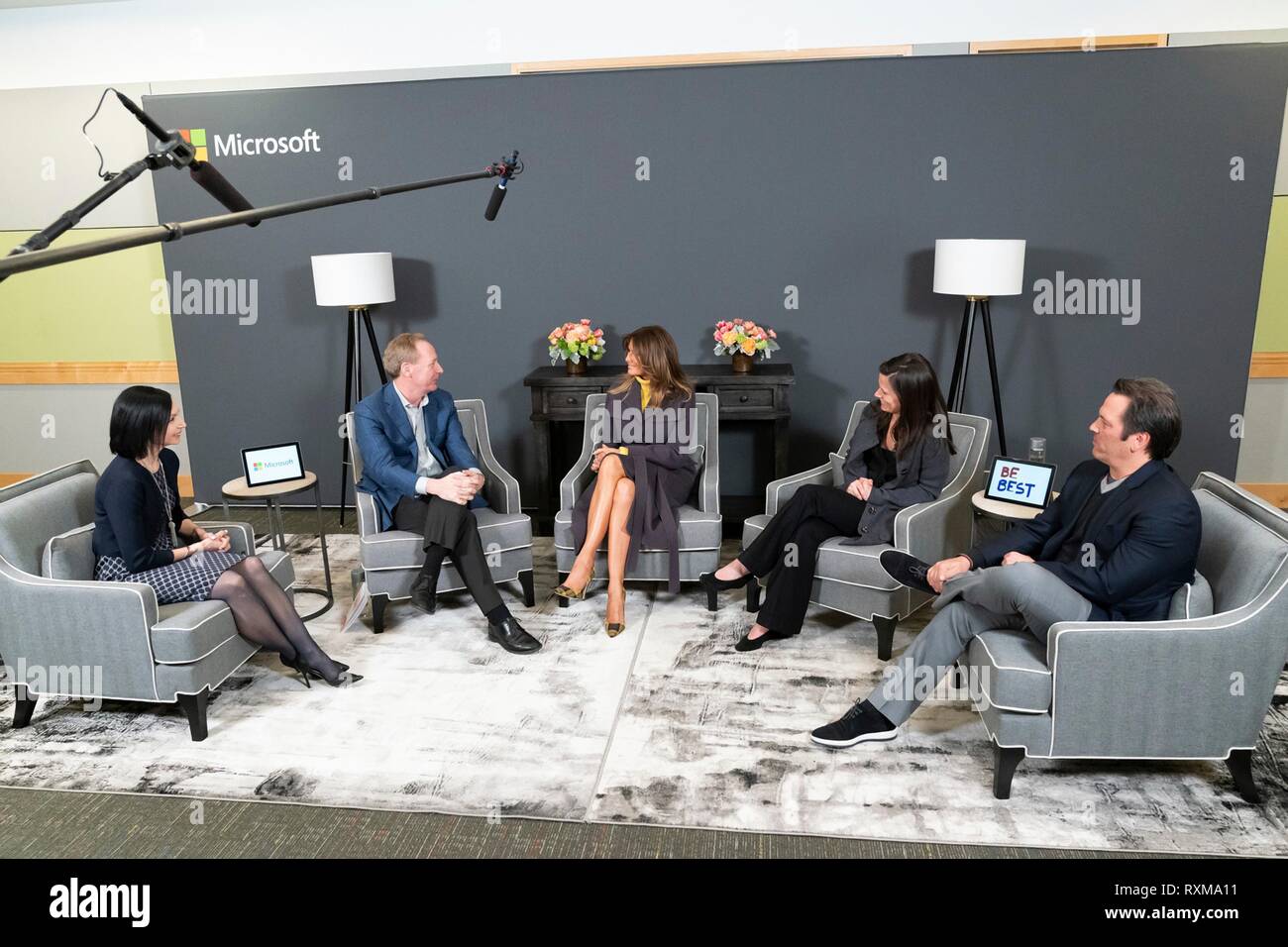 Us-First Lady Melania Trump beteiligt sich an einer Diskussion über die Sicherheit von Kindern im Internet auf der Microsoft Executive Briefing Center, 4. März 2019 in Redmond, Washington. Von links, Jacqueline Beauchere, Microsoft Chief Online Sicherheitsbeauftragter; Brad Smith, Präsident von Microsoft; Amy Haube, Microsoft Chief Financial Officer; Phil Spencer, Microsoft Executive Vice President für Gaming. Stockfoto