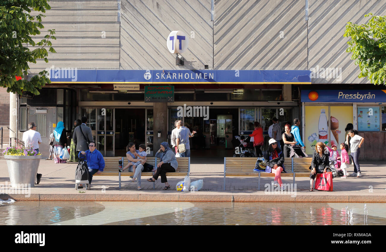 Skarholmen, Schweden - 22. Juli 2013: Eintritt in die Vorstadt Metrostation Skarholmen. Stockfoto