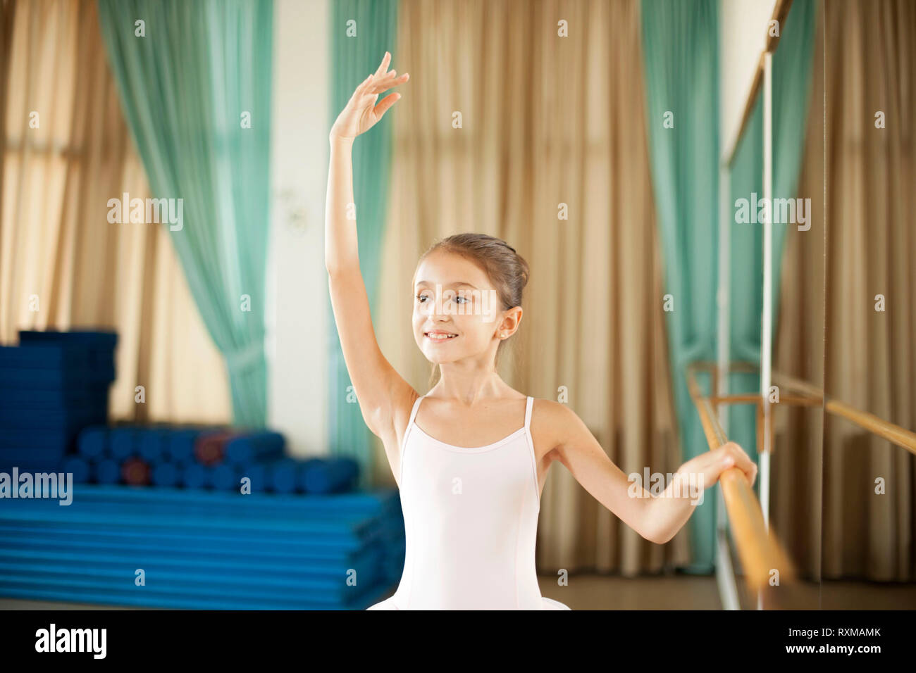 Kleine Ballerina in Ballett studio Stockfoto