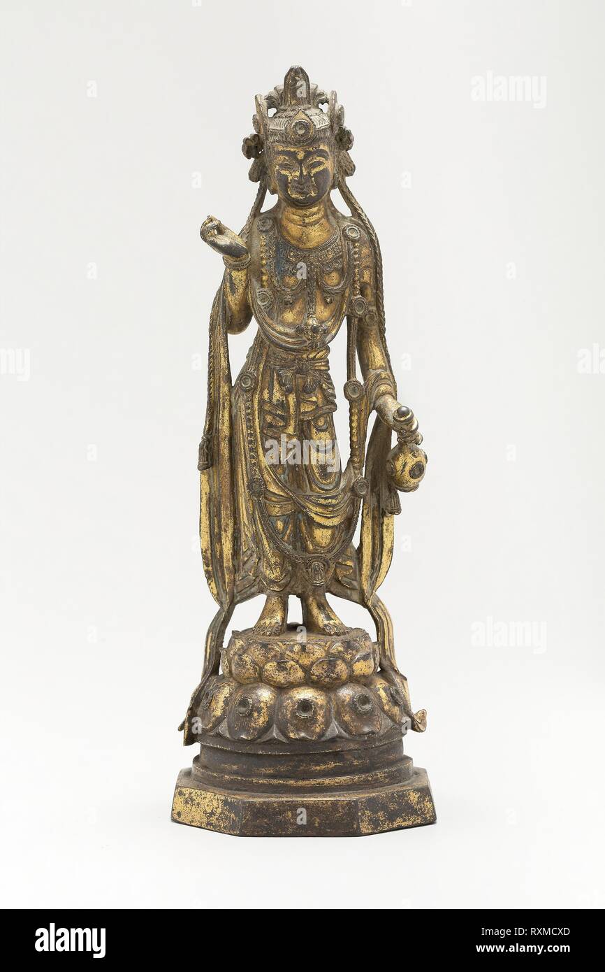 White-Robed Guanyin (Avalokiteshvara) in "Thrice-Bent 'Pose (tribhanga), eine Vase mit Nektar der Unsterblichkeit (Amrta). China. Datum: 600 AD-618 AD. Abmessungen: 19,5 × 5,3 × 5,3 cm (7 5/8 x 2 1/8 x 2 1/8 in.). Vergoldete Kupferlegierung. Herkunft: China. Museum: Das Chicago Art Institute. Stockfoto