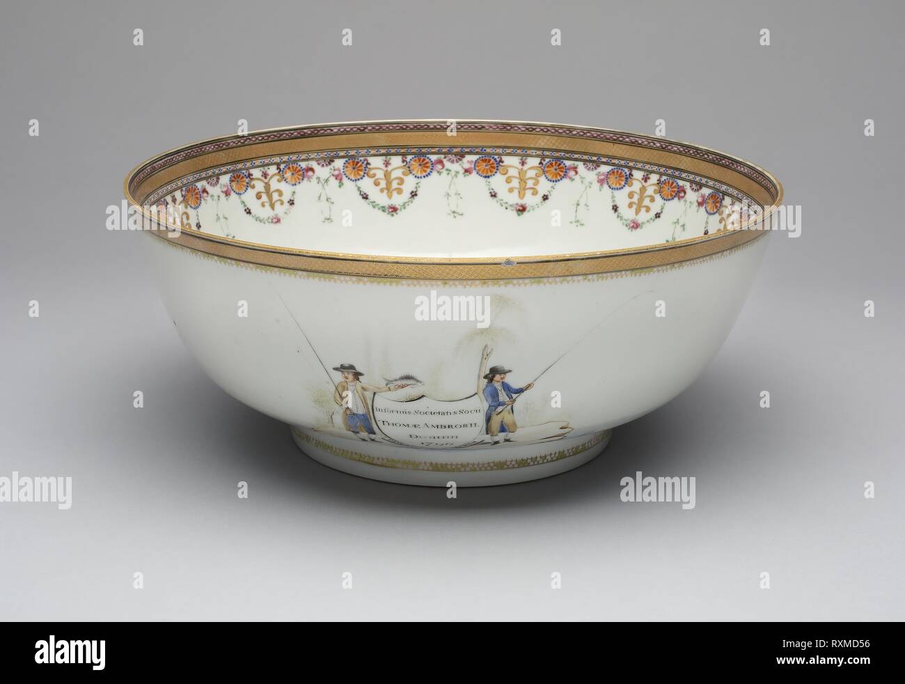 Punch Bowl. China, Chinesen, die für den amerikanischen Markt. Datum: 1790. Abmessungen: 12,1 x 29,2 cm (4 3/4 x 11 1/2 in.). Porzellan, Emaille, und Vergoldung. Herkunft: China. Museum: Das Chicago Art Institute. Stockfoto