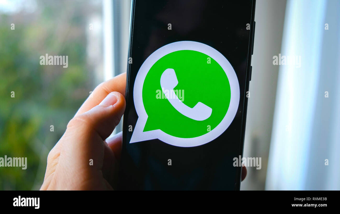 Hand Whatsapp App Symbol auf dem Smartphone Stockfoto