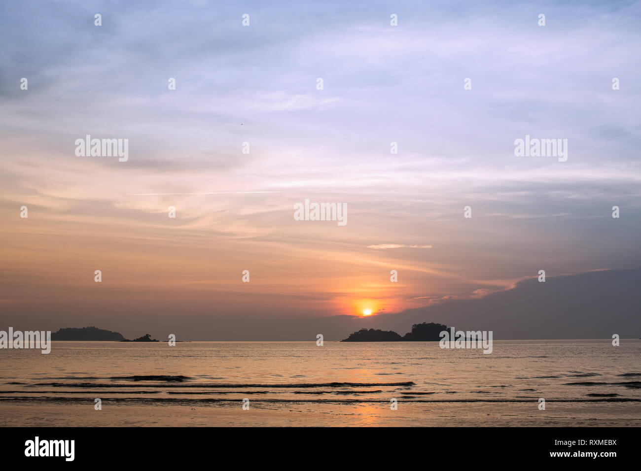 Dämmerung über der Küste. Stockfoto