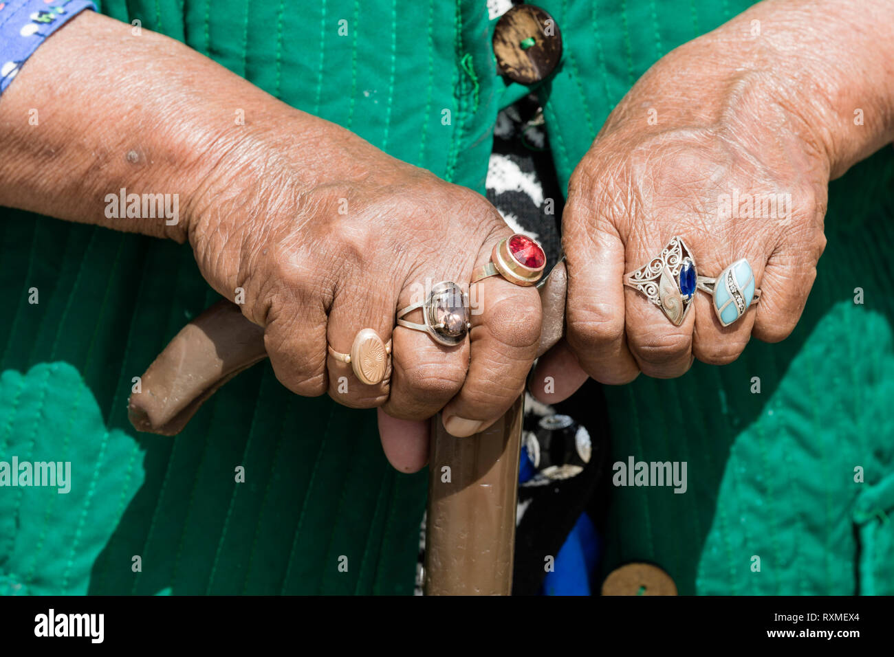 Song Kul, Kirgistan, 8. August 2018: Close-up finger Schmuck einer  kirgisischen Frau Song Kul See in Kirgisistan Stockfotografie - Alamy