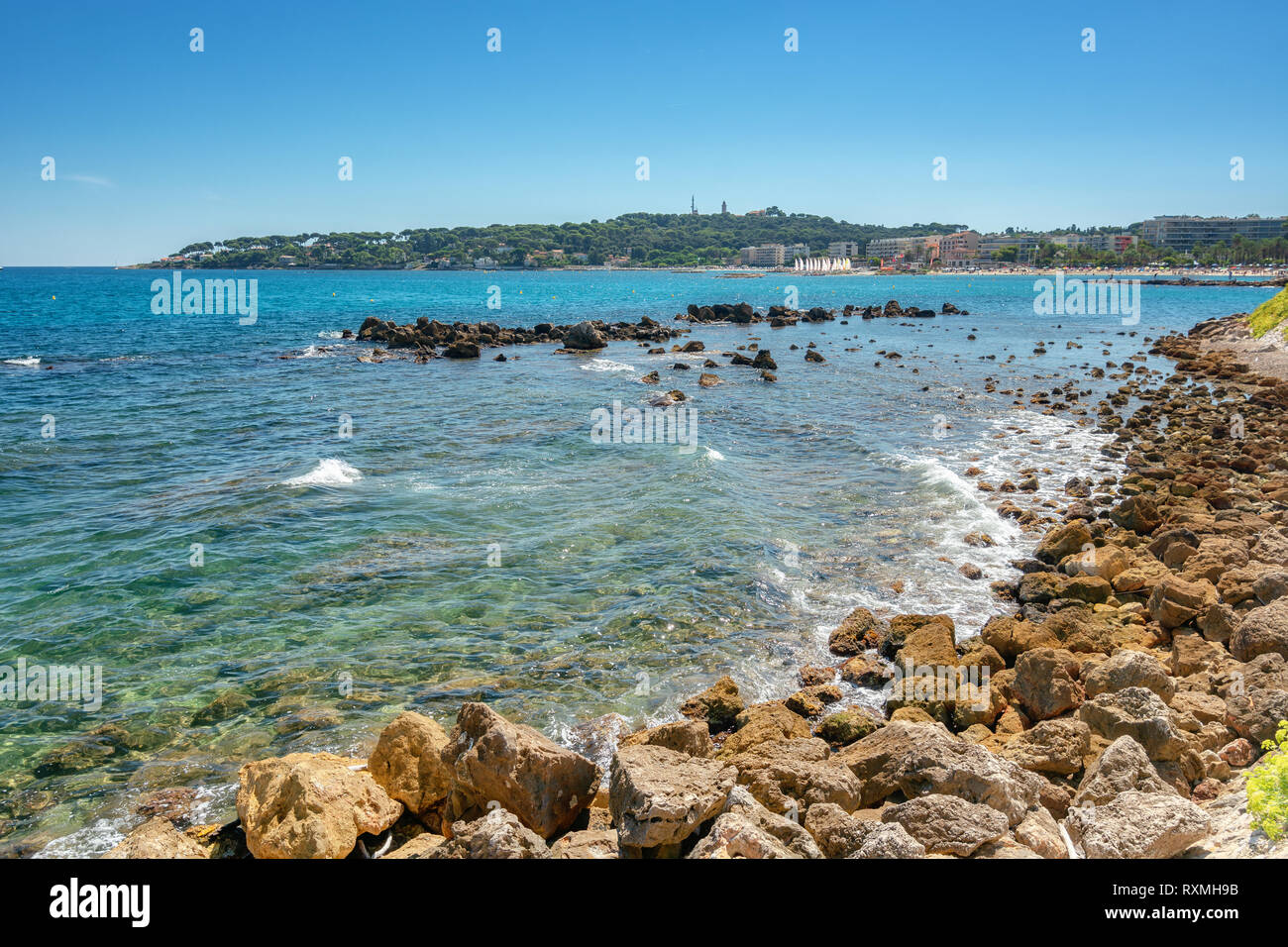 Blick auf den Strand Du Ponteil der französischen Stadt Antibes. Mit dem Cap  d'Antibes im Hintergrund Stockfotografie - Alamy