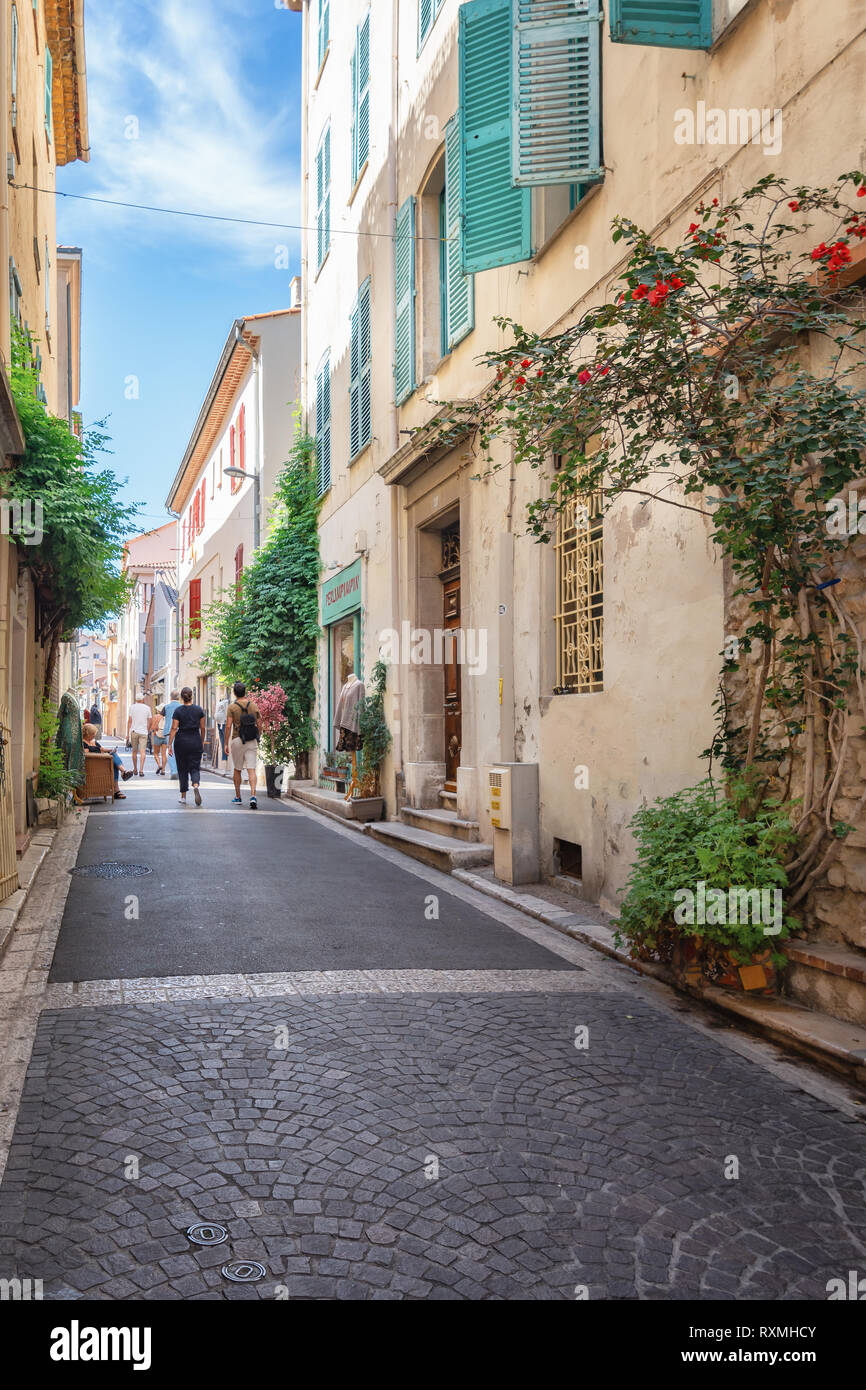 Eindruck von der engen Gassen in der Altstadt von Antibes Stockfoto