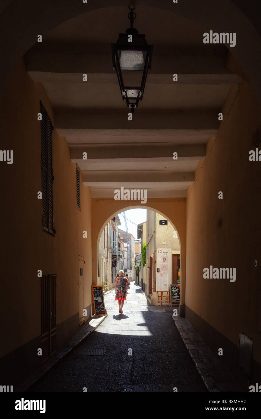 Antibes, Frankreich, 11. September 2018: Eindruck von der engen Gassen in der Altstadt von Antibes Stockfoto