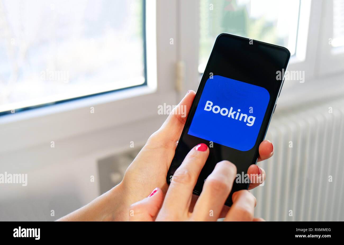 Buchung der Reise app Symbol Hand smartphone Stockfoto