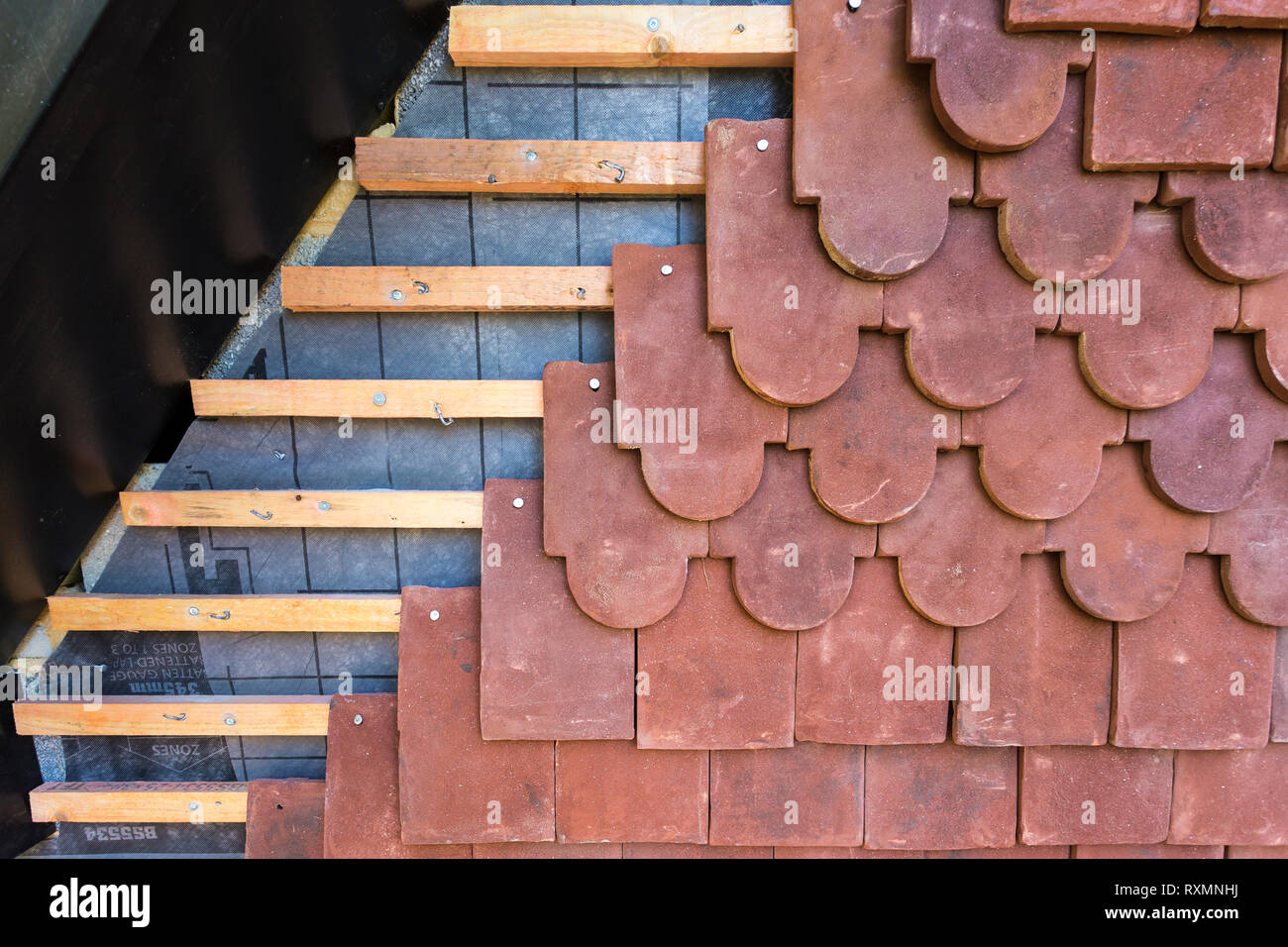 Vertikale Außenwand hängen Tonziegel Stockfoto